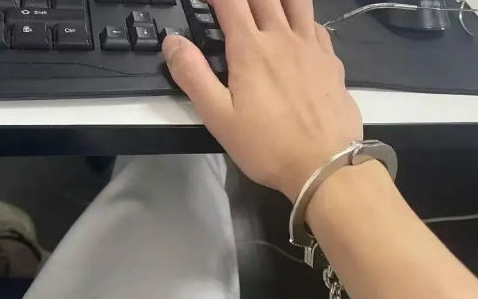 男子缅北戴手铐敲键盘 哭求别嘎腰子 在“暴富”诱惑下偷渡至缅甸木姐