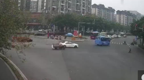 夫妻前后40分钟同一地闯红灯撞车 还撞上一辆兰博基尼小车