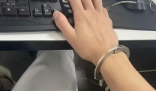 男子缅北戴手铐敲键盘 哭求别嘎腰子 在“暴富”诱惑下偷渡至缅甸木姐