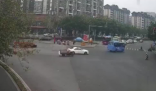 夫妻前后40分钟同一地闯红灯撞车 还撞上一辆兰博基尼小车