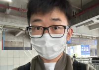 杨迪在高铁站被问是不是学生 听到别人说自己是高中生一定开心到飞起