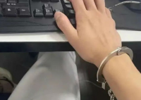 男子缅北戴手铐敲键盘 哭求别嘎腰子 在“暴富”诱惑下偷渡至缅甸木姐