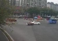 夫妻前后40分钟同一地闯红灯撞车 还撞上一辆兰博基尼小车