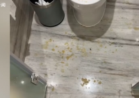 男子住五星酒店被马桶喷一身粪水 涉事酒店帮宗先生清洗了衣服