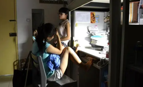 高校通报男生夜闯女寝:开除学籍 很多性骚扰事件都是在校园内