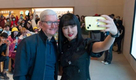 库克现身北京三里屯Apple零售店 时隔几年再次来到中国，非常激动