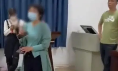 广东一小学倒闭学生打包回家 学校收集的学费都去了哪里