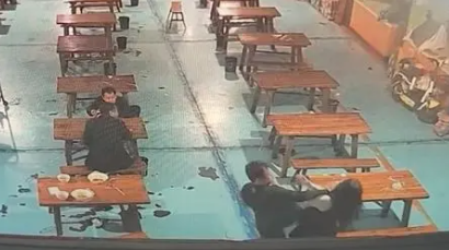 咸阳一女子被多名男子殴打 这是有预谋的吗？