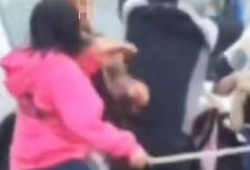 女子当街棒打老公和女主播 男子护着女主播时，头部被打流血