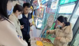 女生靠摆地摊还清百万负债 “抱团”正在成为年轻人寻求摆摊经验的方式