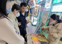 女生靠摆地摊还清百万负债 “抱团”正在成为年轻人寻求摆摊经验的方式