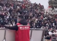 泰山游客爆满 山脚堵到山顶 3月25日是泰山免门票开放的最后一个周末