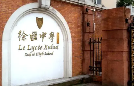 女生戴假发进入男浴室偷拍?官方回应 老师居然还包庇这位女生