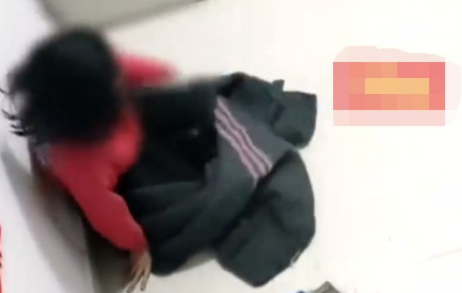 男子凌晨发现一女孩赤脚睡楼梯间 了解发现是女孩梦游了