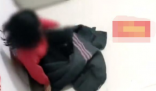 男子凌晨发现一女孩赤脚睡楼梯间 了解发现是女孩梦游了