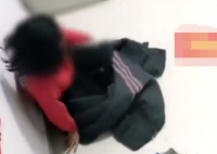 男子凌晨发现一女孩赤脚睡楼梯间 了解发现是女孩梦游了