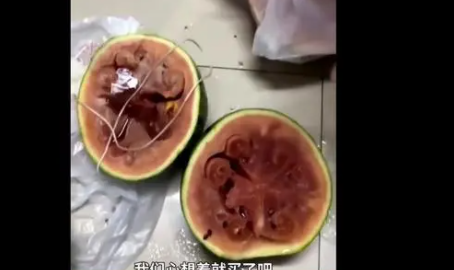 女生同情老人买5西瓜切开发现全坏 这下傻在原地了