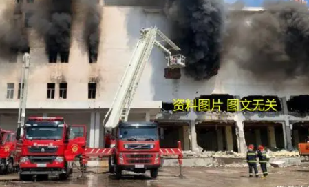 河北一废弃冷库起火致11人死亡 着火的地方是在村庄，给救援也带来了很大的麻烦