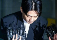 刘亚仁被麦克风扎脸 好好一个天赋型演员就这样被毁了