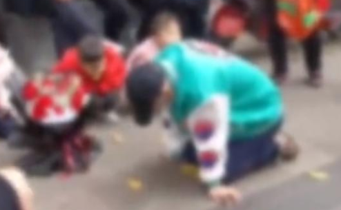 男子求复合在女生公司外跪一夜 看起来让人感动，实则有些愚蠢!