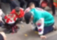 男子求复合在女生公司外跪一夜 看起来让人感动，实则有些愚蠢!