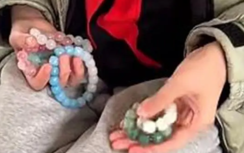小学生开始流行盘手串 由一根弹性线和多个彩色珠子组成