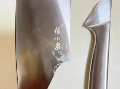 张小泉斩骨刀斩骨时断裂 再次引发网友的热议