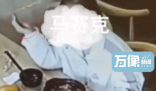 女子带孩子吃饭故意往菜里扔头发 真是教坏小孩子
