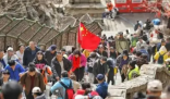 泰山景区回应山路上垃圾遍地  有些游客在爬泰山途中随吃随扔