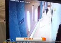 情侣住酒店小伙半夜被陌生男摸醒 陌生男子从楼道步梯混入酒店