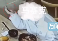 女子带孩子吃饭故意往菜里扔头发 真是教坏小孩子