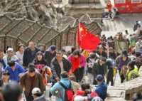 泰山景区回应山路上垃圾遍地  有些游客在爬泰山途中随吃随扔