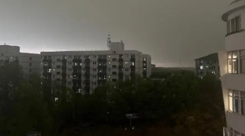 武汉大暴雨白天变黑夜 这是电影特效吗?
