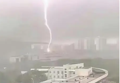 华科大有宿舍遭遇雷击?校方辟谣 有宿舍楼的吊顶被风吹下来