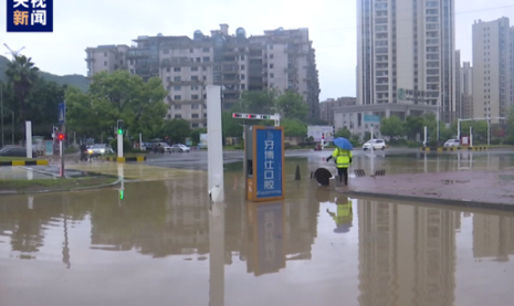 广东韶关暴雨:车辆涉水如行船 驾车出行一定注意水深