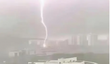 华科大有宿舍遭遇雷击?校方辟谣 有宿舍楼的吊顶被风吹下来