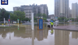 广东韶关暴雨:车辆涉水如行船 驾车出行一定注意水深