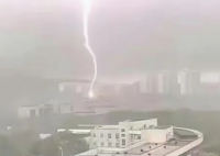 华科大有宿舍遭遇雷击?校方辟谣 有宿舍楼的吊顶被风吹下来