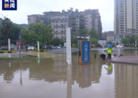 广东韶关暴雨:车辆涉水如行船 驾车出行一定注意水深