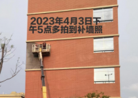 教学楼外墙脱落砸到学生 1人在抢救 教学楼外拉起了警戒线，但仍有孩子跑动。
