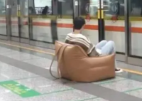 杭州一男子坐地铁自带沙发 一幕奇特的景象