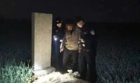 男子盗窃8000元埋自家祖坟 民警迅速将其控制