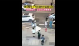 男子当街强吻并猛踹女孩 镇政府回应 该事件的起因是男子和女孩之间的感情纠纷