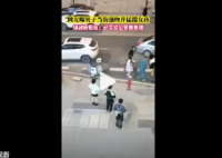 男子当街强吻并猛踹女孩 镇政府回应 该事件的起因是男子和女孩之间的感情纠纷