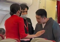 网曝亚航为等外国游客延误3小时 机上300余名乘客苦等2小时