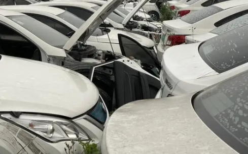 消失的网约车共享汽车 在这里论斤卖 不少地区频频出现的汽车“坟场”