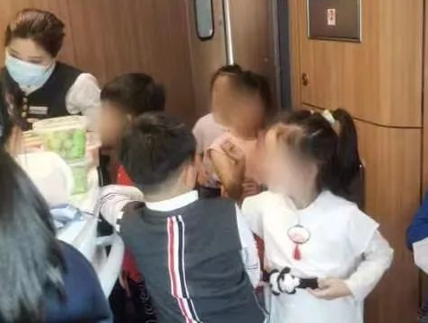 杭州小学生要霸占北京景点了 火车被小朋友包场了