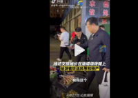 潍坊文旅局长在淄博烧烤摊疯狂揽客 分享发展机遇