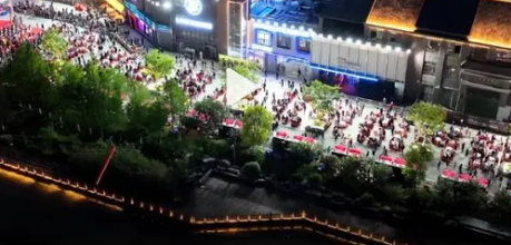 万人齐聚3天吃掉数万斤小龙虾 氛围感十足