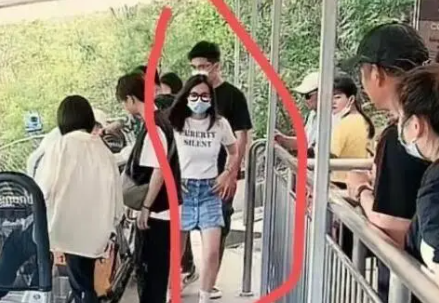 女子刷短视频刷到老公和小三约会 立即引起了轩然大波